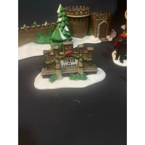 Department 56 Tower of London set - Picture 3 of 14